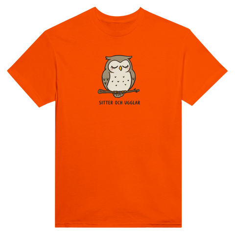 Tecknad uggla med slutna ögon på gren, text "SITTER OCH UGGLAR", på orange t-shirt.