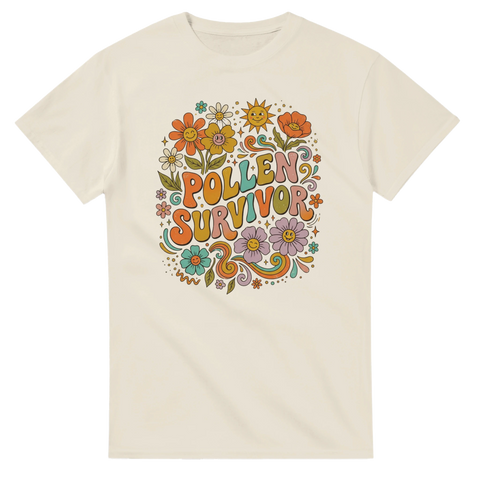 Färgglatt retro blommönster med texten Pollen Survivor på en naturvit t-shirt