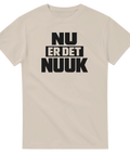 NU ER DET NUUK" text i svart, fet stil på en beige t-shirt.