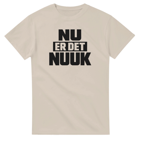 NU ER DET NUUK" text i svart, fet stil på en beige t-shirt.