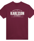 Vinröd t-shirt med texten Karlsson – A Family of Originals