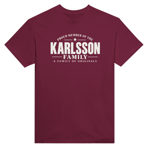 Vinröd t-shirt med texten Karlsson – A Family of Originals