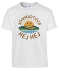 Retroinspirerad barndesign med en leende sol och havstryck på ljusgrå melerad t-shirt