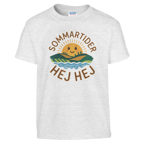 Retroinspirerad barndesign med en leende sol och havstryck på ljusgrå melerad t-shirt