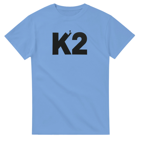 K2-tryck med bergsbestigare på toppen av K, svart design på ljusblå t-shirt.