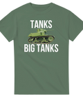 Grön stridsvagn med vit text på en olivgrön militärinspirerad t-shirt