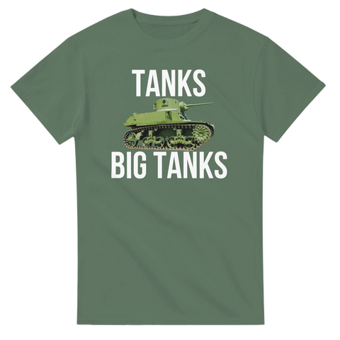 Grön stridsvagn med vit text på en olivgrön militärinspirerad t-shirt