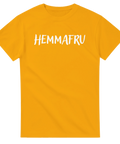 Kaxigt citat-tryck med ordet Hemmafru på en gul t-shirt