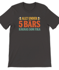 Mörkgrå t-shirt med texten Allt under 5 bärs räknas som fika i retrofärger.