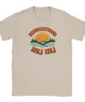 Vintagedesign med texten Sommartider Hej Hej på en sandfärgad t-shirt