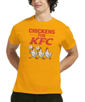 Satiriskt "Chickens for KFC" med marscherande höns som håller KFC-skyltar på gul t-shirt.