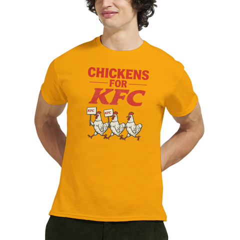 Satiriskt "Chickens for KFC" med marscherande höns som håller KFC-skyltar på gul t-shirt.