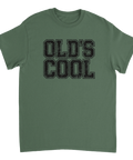 Old's Cool" text i sliten retrostil på mörkgrön t-shirt.