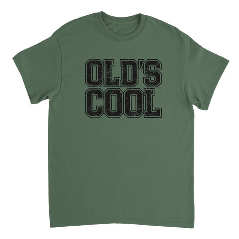 Old's Cool" text i sliten retrostil på mörkgrön t-shirt.