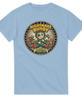 Grafiskt tryck av en läskig docka i pop art-stil på ljusblå t-shirt