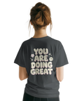 Grafiskt citat-tryck med positivt budskap på grå t-shirt