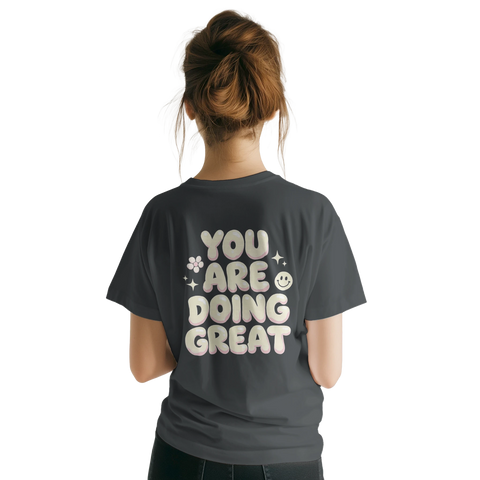 Grafiskt citat-tryck med positivt budskap på grå t-shirt