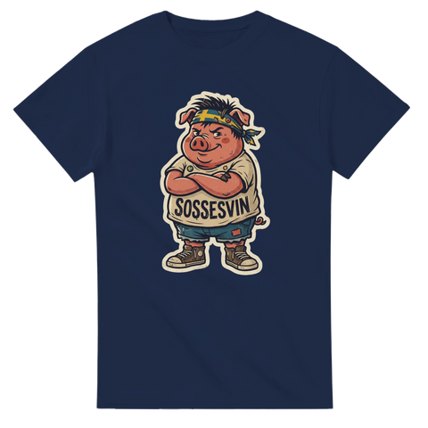 Humoristisk t-shirt med en grinig gris och svensk flagga på marinblå t-shirt