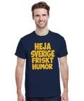 Heja Sverige friskt humör t-shirt i marinblått med gult, bubbligt texttryck.