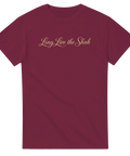 Vinröd t-shirt med lyxigt guldtryck i klassisk skrivstil