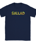 Mörkblå t-shirt med ett detaljrikt tryck föreställande ordet sallad i grönsaksform