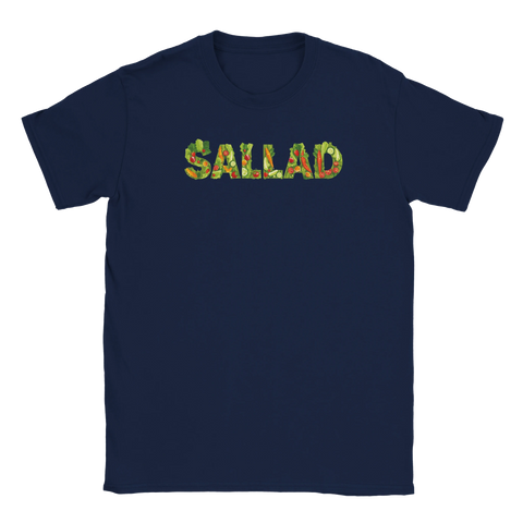Mörkblå t-shirt med ett detaljrikt tryck föreställande ordet sallad i grönsaksform