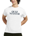 Mörkblå text "QUIZ MASTER" i sliten serif-stil på vit t-shirt.