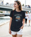 Kvinna bär t-shirt med Göteborgsmotiv vid vattnet – urban sommarstil