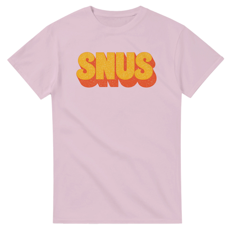 Snus 70s retro orange-gul text på ljusrosa t-shirt med rund hals.
