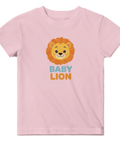 Rosa barn-t-shirt med en charmig och färgglad lejonillustration