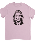 Stilrent porträtt av Maggan på en ljusrosa t-shirt med modern design