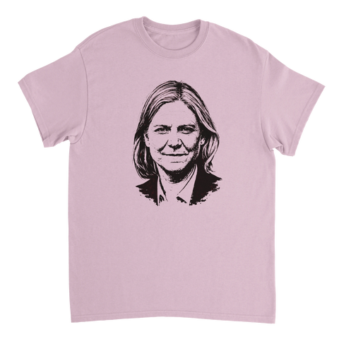 Stilrent porträtt av Maggan på en ljusrosa t-shirt med modern design