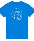 Vitt "Fish On!"-tryck med fiskespö och fisk i cirkel på blå t-shirt.