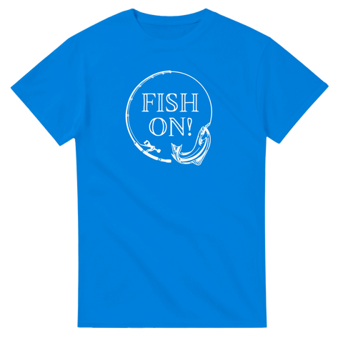 Vitt "Fish On!"-tryck med fiskespö och fisk i cirkel på blå t-shirt.