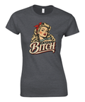 Vintage rockabilly illustration av kvinna med kaxigt citat på mörkgrå t-shirt