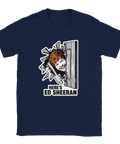 Ed Sheeran-parodi från The Shining med yxa och text "HERE'S ED SHEERAN" på marinblå t-shirt.