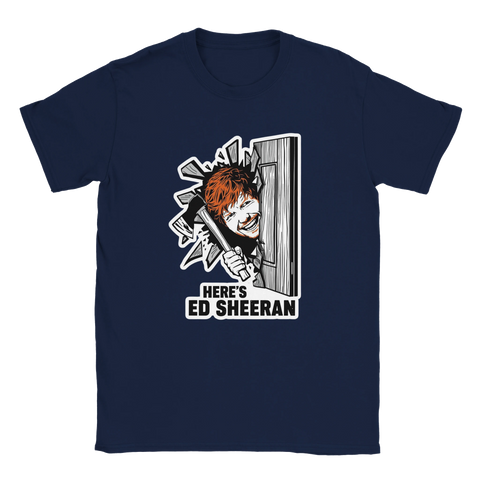 Ed Sheeran-parodi från The Shining med yxa och text "HERE'S ED SHEERAN" på marinblå t-shirt.