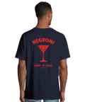 Man bär mörkblå oversized t-shirt med rött Negroni-motiv på ryggen
