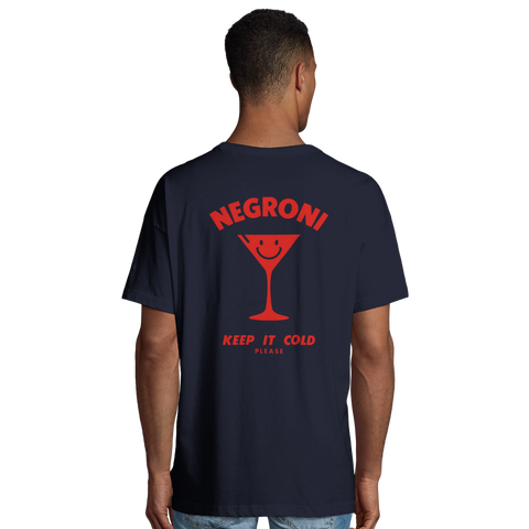Man bär mörkblå oversized t-shirt med rött Negroni-motiv på ryggen