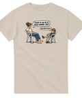 Beige t-shirt med grafiskt motiv av en mamma och son i plaststolar
