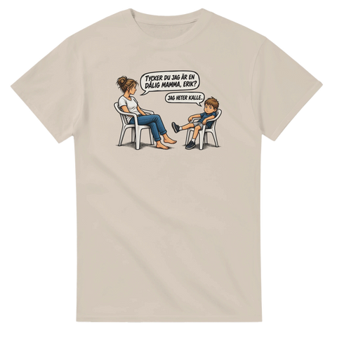Beige t-shirt med grafiskt motiv av en mamma och son i plaststolar