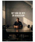 Poster med texten Det här är inte en diskussion ovanför en man vid ett långbord i ett avskalat betongrum.