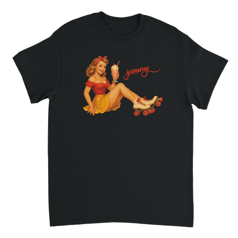 Yummy Pinup på t-shirt, avgränsad form, stark kontrast, handritad estetik