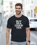 Modell i en svart t-shirt med texten BUY SEA CHAIR TEN i fyra rader.