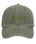 Grön keps med guldbroderad text "SNUS" på framsidan.