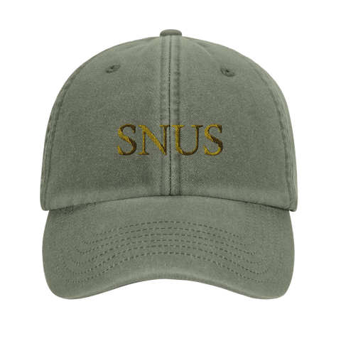 Grön keps med guldbroderad text "SNUS" på framsidan.