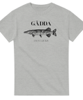 Svart gäddtryck med latinskt namn på en ljusgrå melerad t-shirt