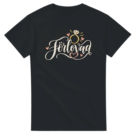 T-shirt med texten Förlovad, en förlovningsring och små hjärtan