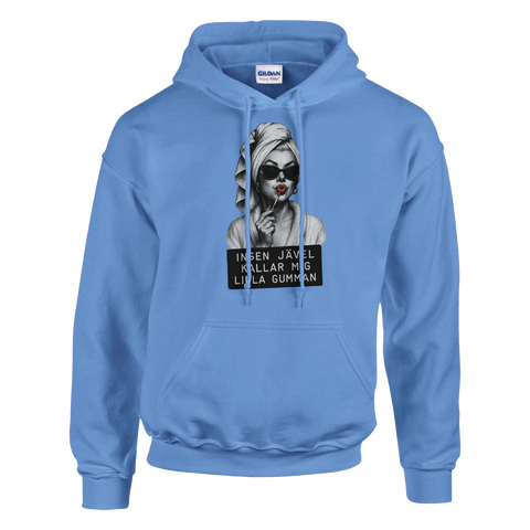 Blå hoodie med uppkäftig illustration och texten Ingen jävel kallar mig lilla gumman