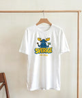 Supportertröja med lekfullt älgmotiv och gul text på vit t-shirt